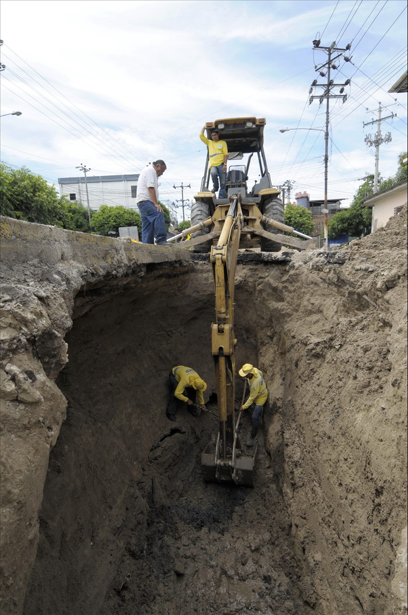 MOP repara hundimiento en 25 Avenida Sur, San Salvador