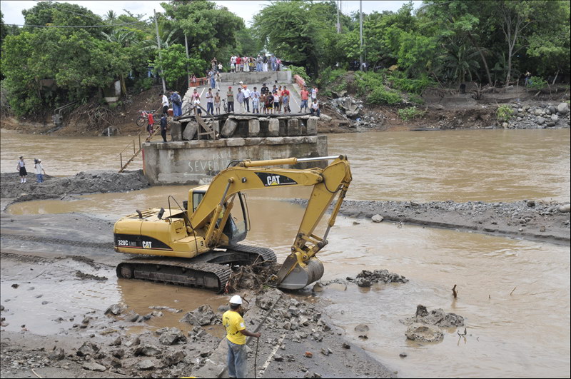 MOP inicia construcción de soportes para montaje Puente Melara sobre Río Huiza, La Libertad