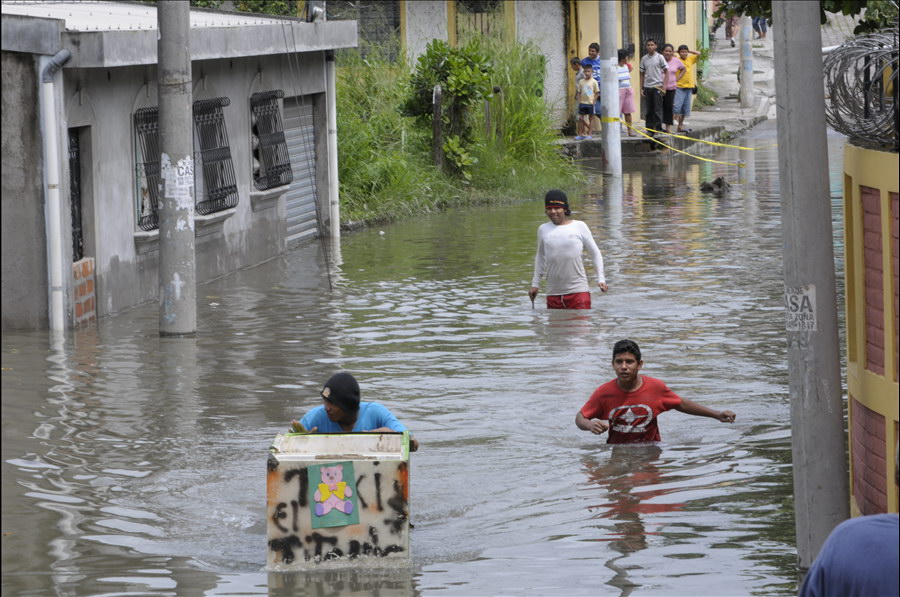 MOP trabaja con dos bombas achicadoras en la Colonia Mareli, Residencial Victoria, Soyapango, afectada por inundación provocada por la tormenta matthew.