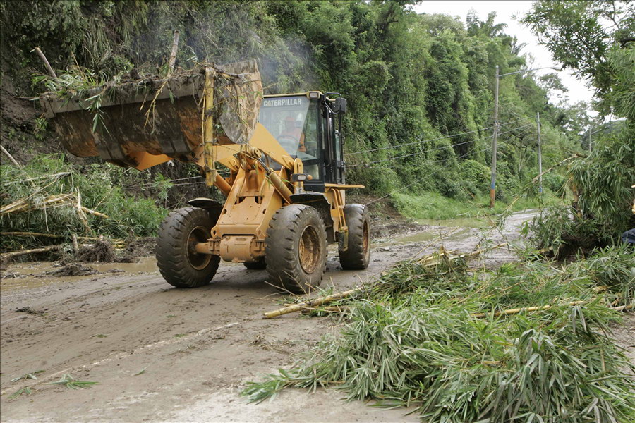 MOP Y FOVIAL retiran escombros en Carretera a Comalapa.