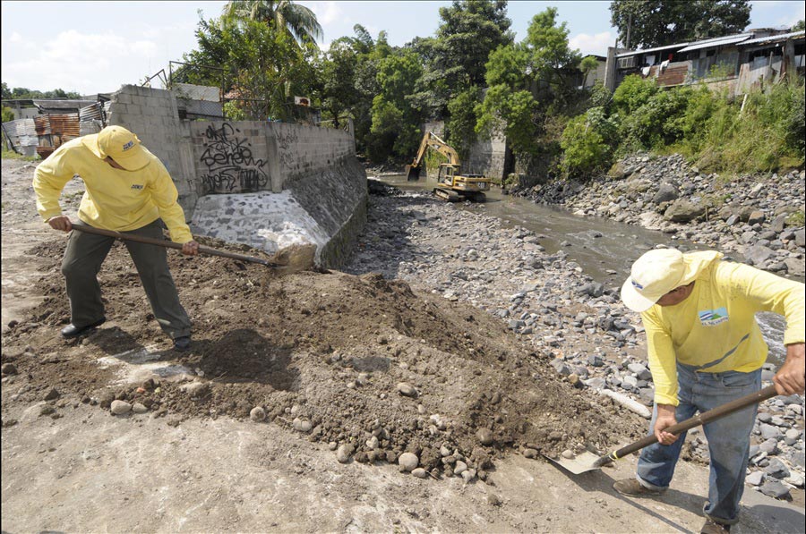 MOP realiza obras de dragado Río Arenal de Monserrat, zona Colonia Málaga, San Salvador