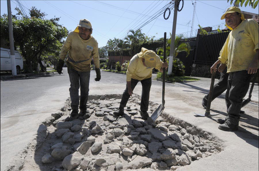 MOP realiza bacheo y repara hundimiento en San Salvador