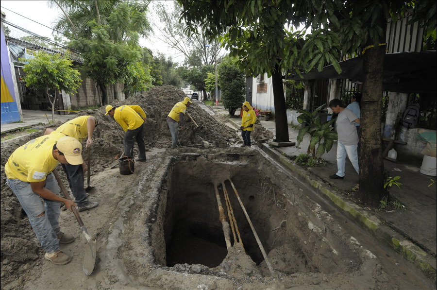 MOP por concluir reparación hundimientos en 25 Calle Poniente, entre 2da. Avenida Norte y Avenida España, San Salvador