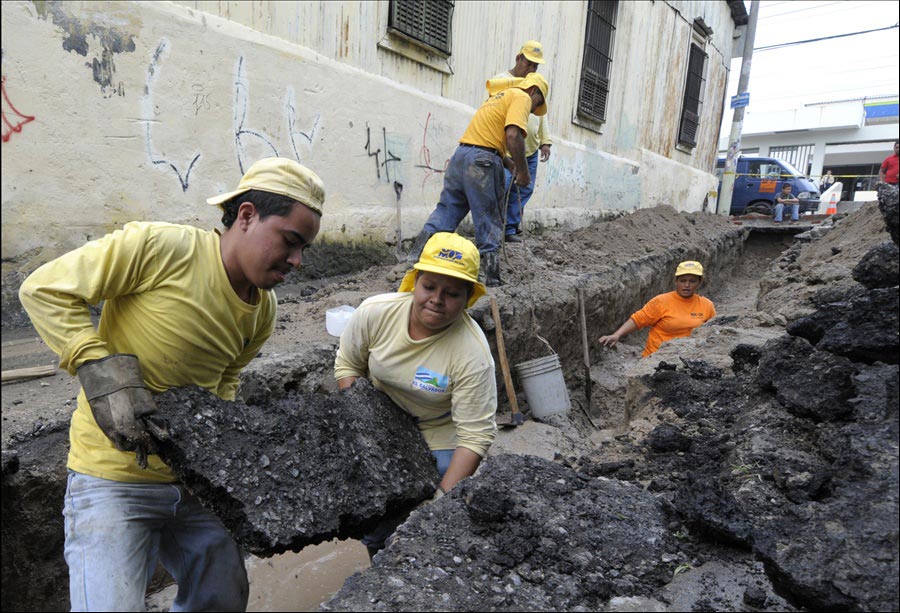 MOP repara hundimiento en Ciudad Delgado causado por fugas aguas negras y potables