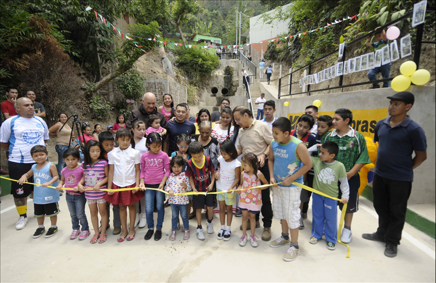 MOP entrega a comunidad construcción de área recreativa en Colonia México
