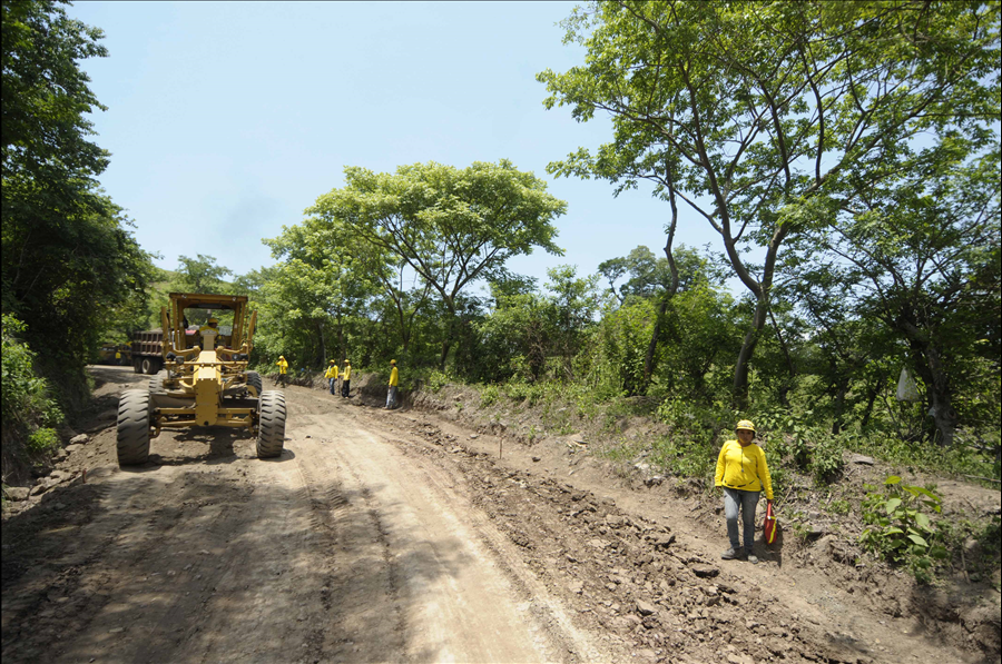 MOP-PNUD inician pavimentación de calle tramo Comasagua-La Libertad