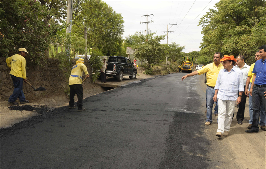 MOP ejecuta Fase II de pavimentación Calle Chaparrastique, San Miguel