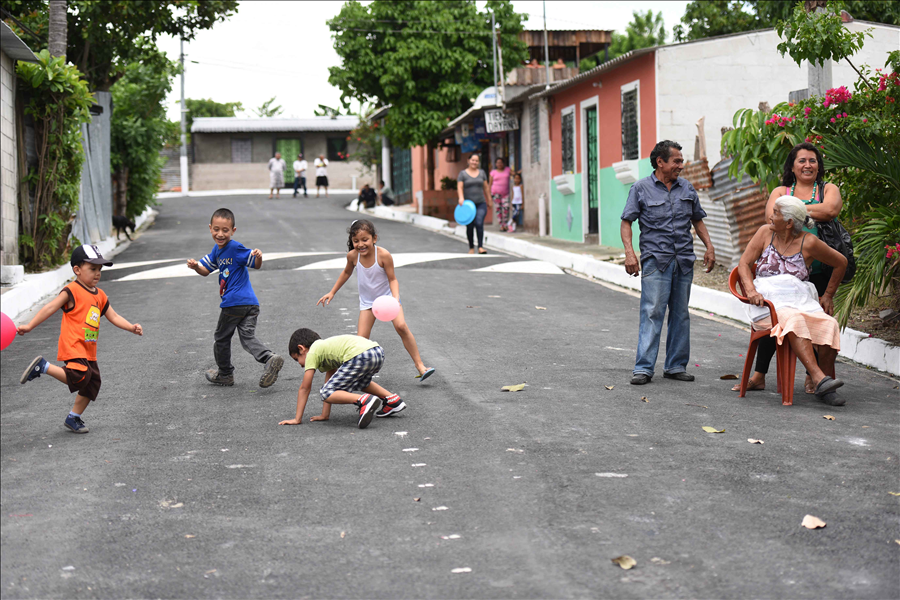 MOP entrega a comunidad pavimentación de calle Brisas de San Bartolo, Ilopango