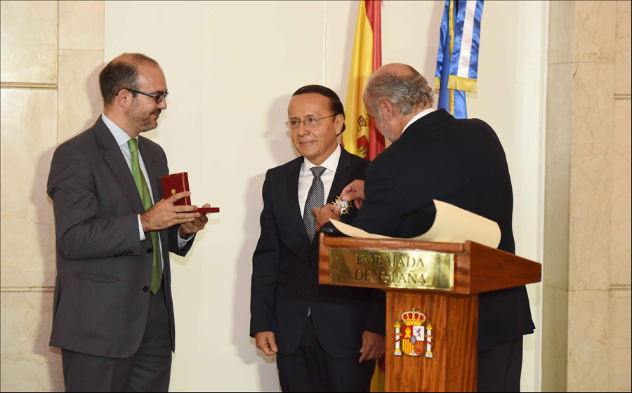 Ministro Obras Públicas recibe condecoración de Reino de España