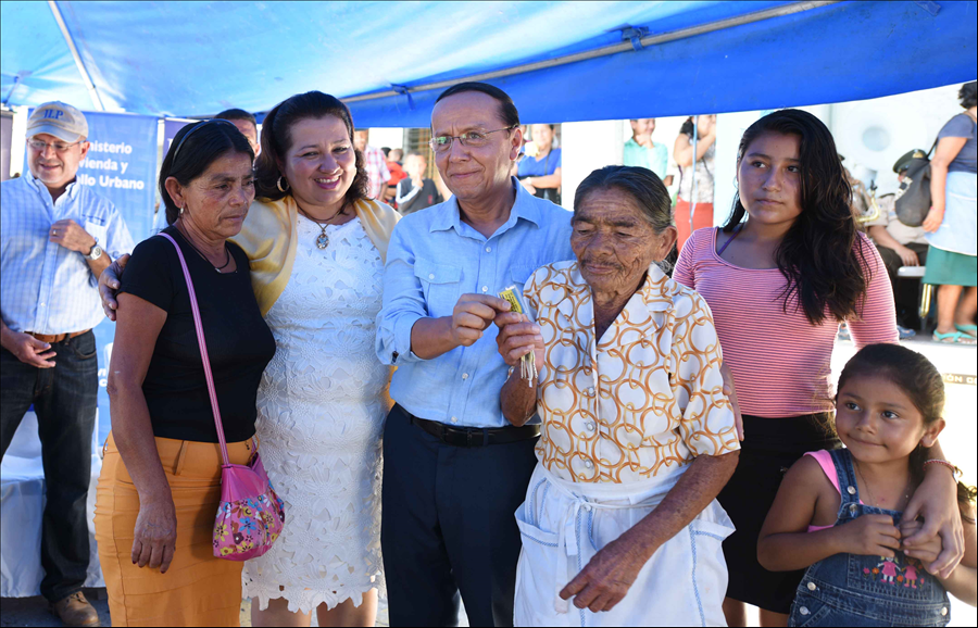 Viceministerio entrega viviendas permanentes a 104 familias de San Sebastián