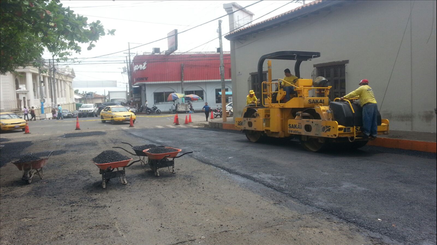 MOP mejora mediante bacheo y recarpeteo 6 rutas del casco urbano de Usulután