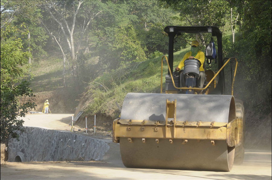 MOP realiza tareas finales del proyecto camino rural San Miguel de Mercedes-San Antonio Los Ranchos, Chalatenango