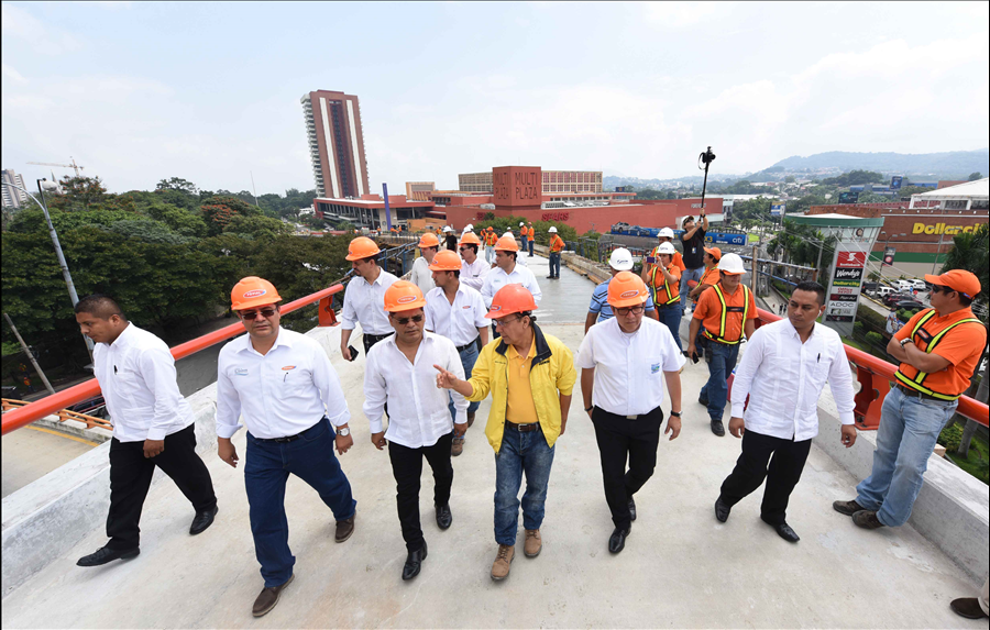 Autoridades inspeccionan el moderno paso multinivel de Naciones Unidas