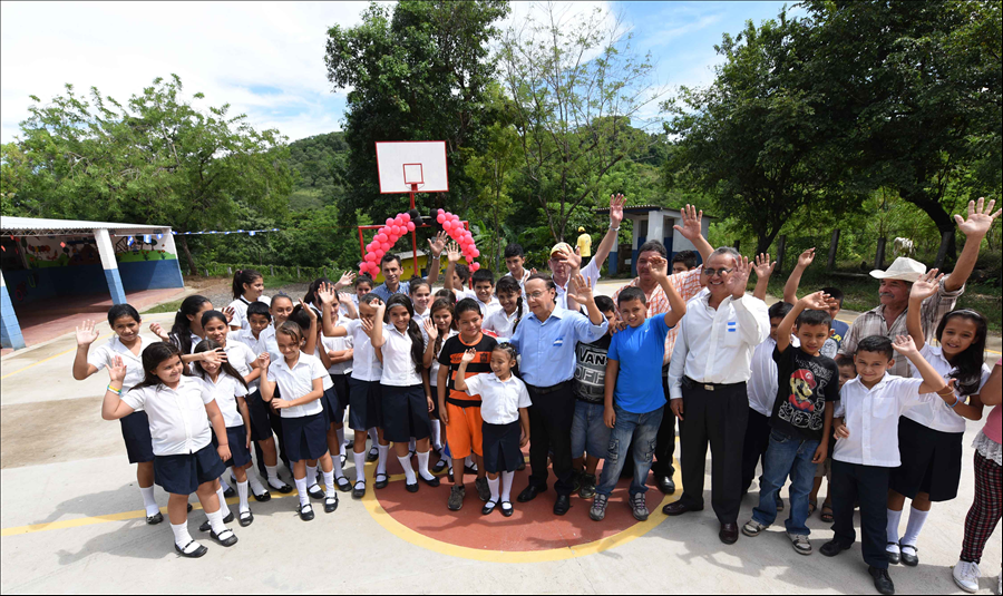 Entregan viviendas nuevas a familias de Comunidad Ita Maura, San Pablo Tacachico, La Libertad