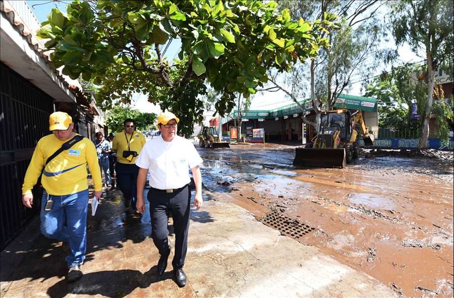 MOP inspecciona y realiza tareas de limpieza en Comunidad Las Lajas, Colonia Escalón, San Salvador