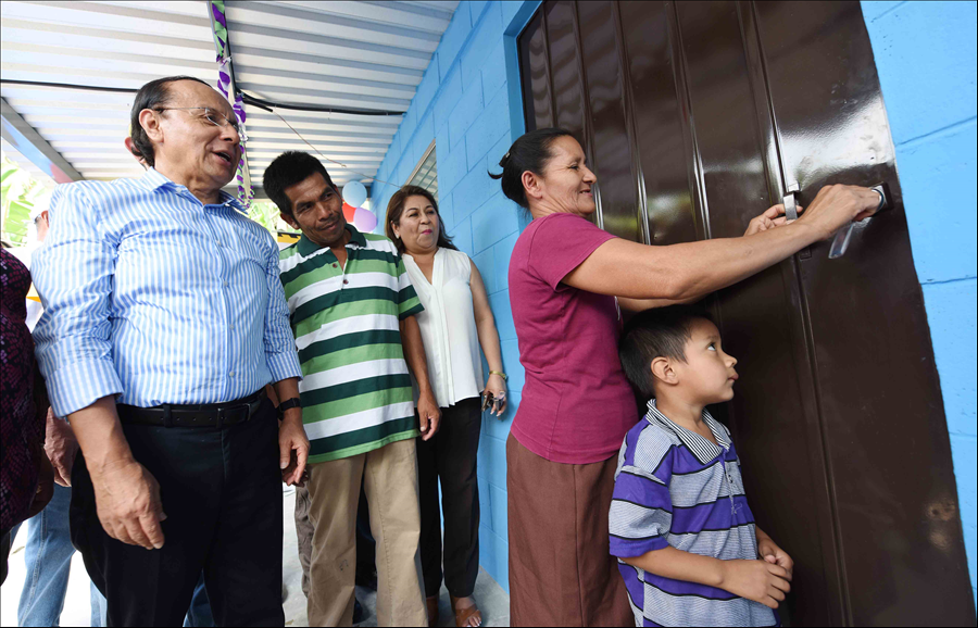 Cuscatlán: Viceministerio entrega viviendas a 173 familias del municipio de El Carmen