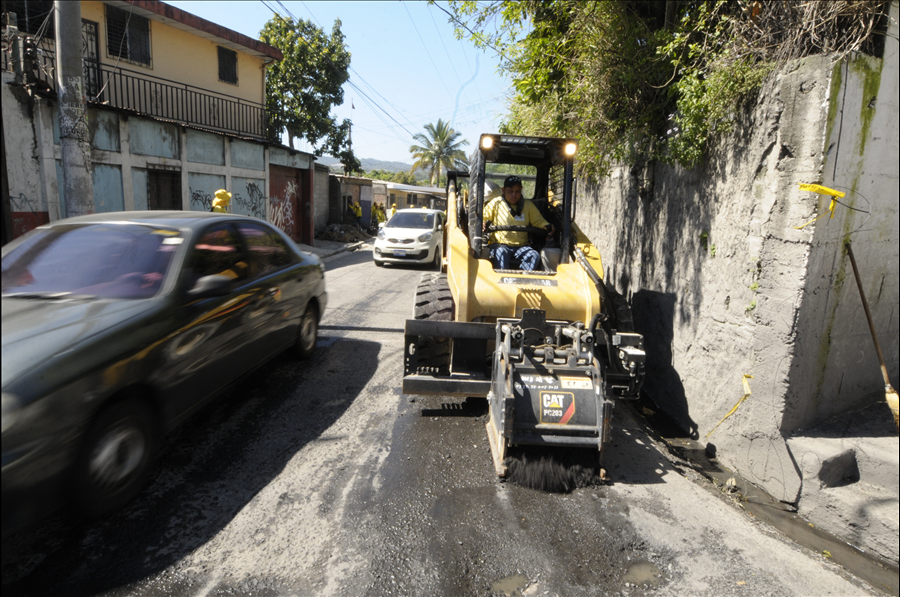 MOP repara 2.2 kilómetros en Calle Lara, San Salvador