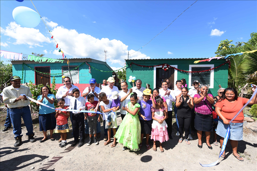 Más familias de Tecoluca, San Vicente, beneficiadas con viviendas permanentes