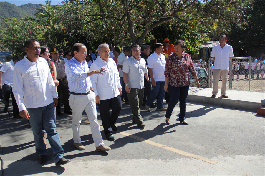 Presidente entrega carretera a pobladores de Arcatao, Chalatenango