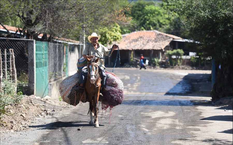 MOP entrega a comunidad,  la pavimentación de 1.7 km de calle principal Cantón San Felipe, Pasaquina, La Unión