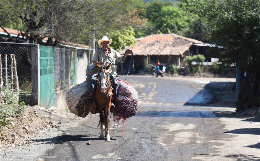 MOP entrega a comunidad, la pavimentación de 1.7 km de calle principal Cantón San Felipe, Pasaquina, La Unión