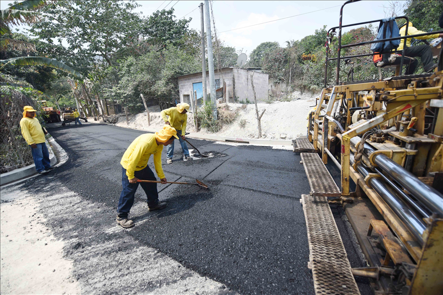 MOP pavimenta 1.5 kilometros de calles en Asentamiento Urbano “El Castaño”, Soyapango