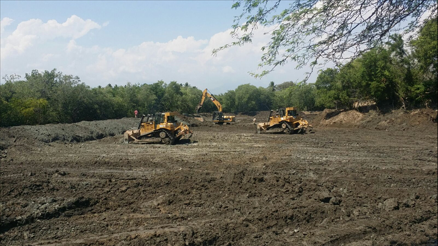 MOP realiza limpieza de estanques camaroneros y repara bordas en Puerto Parada y Jiquilisco, Usulután