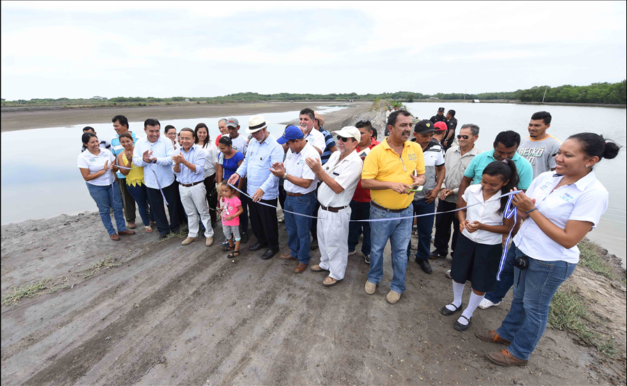 MOP entrega a cooperativas del Bajo Lempa la recuperación de estanques camaroneros dañados por azolvamiento