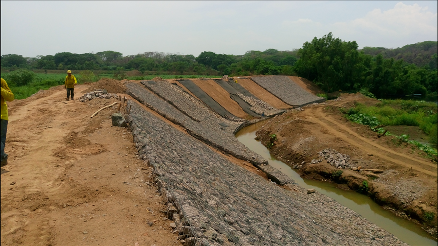 MOP avanza en la Etapa II de reparación de bordas sobre Río Grande de San Miguel, en municipio de Puerto Parada, Usulután