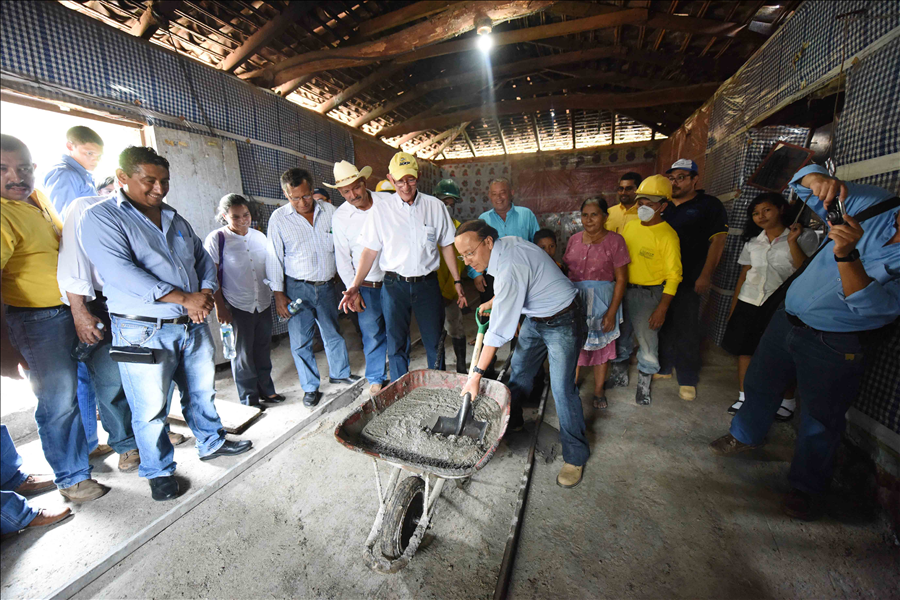 Viceministerio de Vivienda cambia 13,860 pisos de tierra