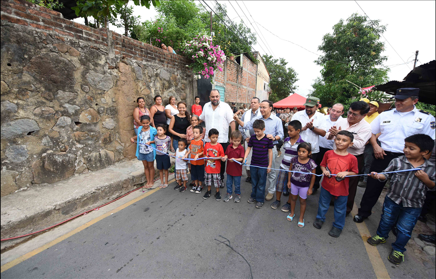 MOP entrega pavimentación de calle principal Colonia El Pedregal I, Zacatecoluca