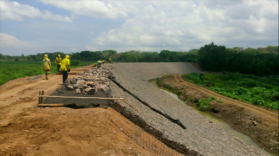 MOP construye bordas en Río Grande de San Miguel y realiza limpieza de reservorios en Volcán Chaparrastique