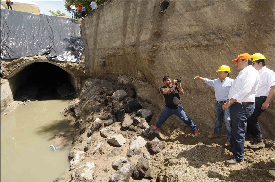 MOP-FOVIAL inician obras inmediatas para solución a hundimiento en Bulevar Tutunichapa, San Salvador