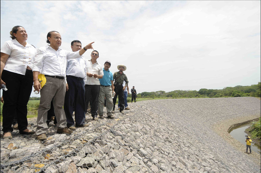 MOP entrega a comunidad construcción de bordas sobre Río Grande de San Miguel, en municipio de Puerto Parada, Usulután