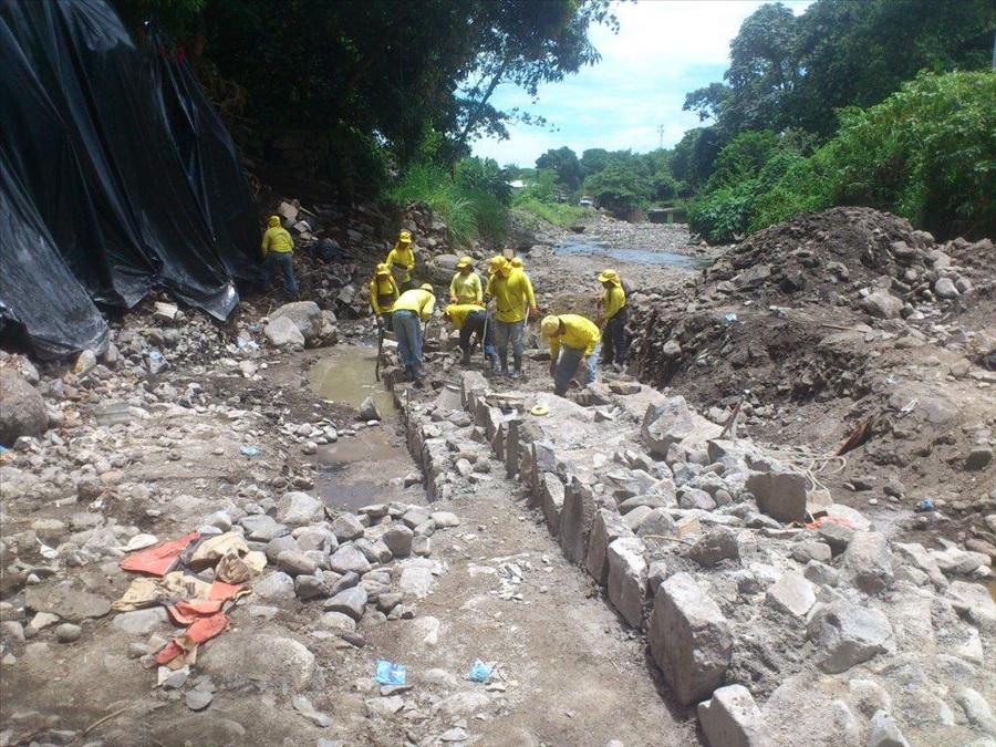MOP ejecuta obras de protección en Río Colón, municipio de Colón, La Libertad