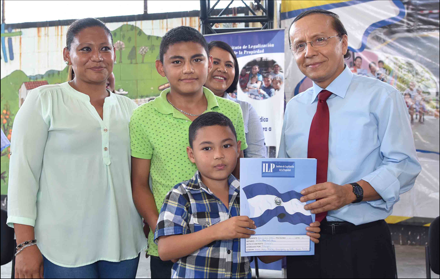 94 familias de Ciudad Arce reciben escrituras de propiedad 