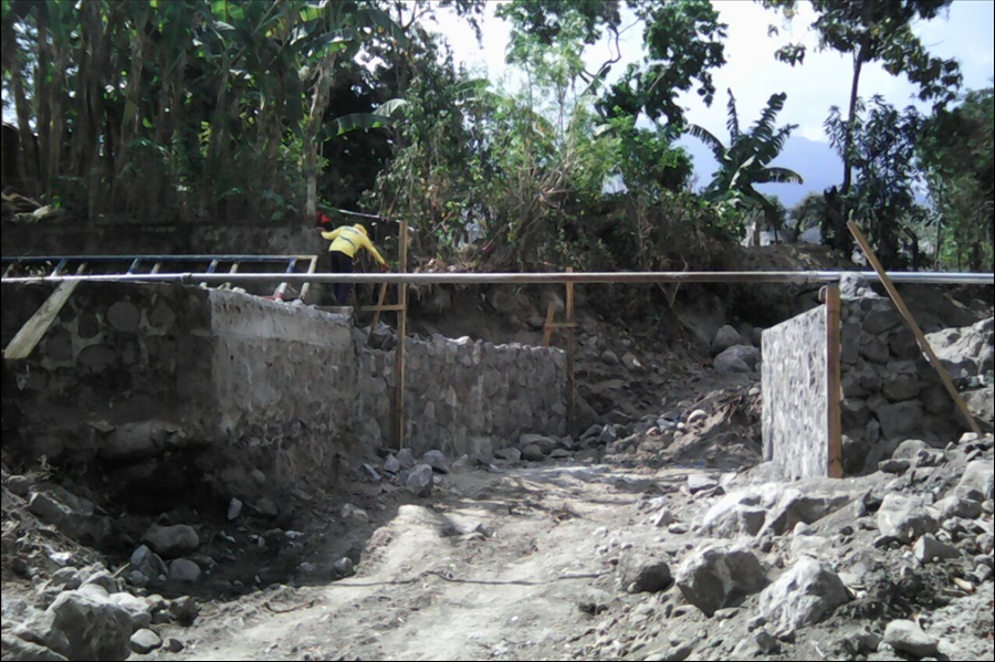 MOP construye puente en Tepetitan, San Vicente