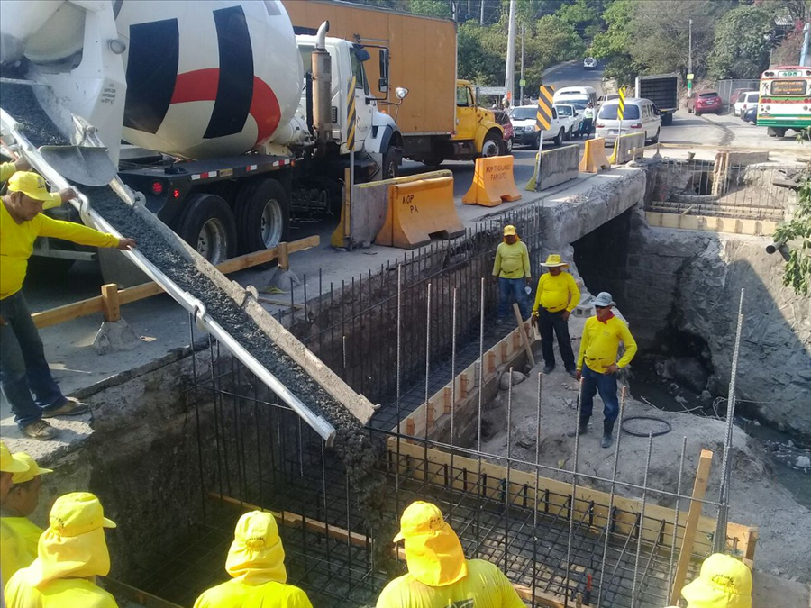 Cierre nocturno Puente El Zapote, San Salvador, por descarga vigas metálicas