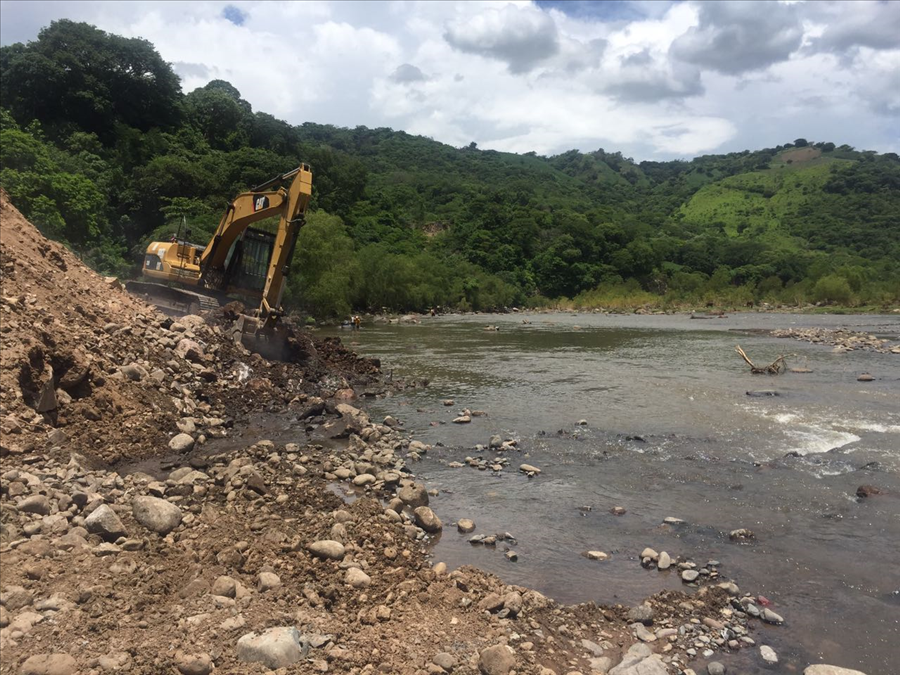 MOP realiza construcción de bordas en Río Paz, en inmediaciones puente Las Chinamas, para prevenir desbordamientos