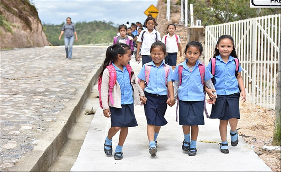 Cooperación Española satisfecha con trabajo ejecutado por MOP con sus donaciones, en construcción caminos rurales