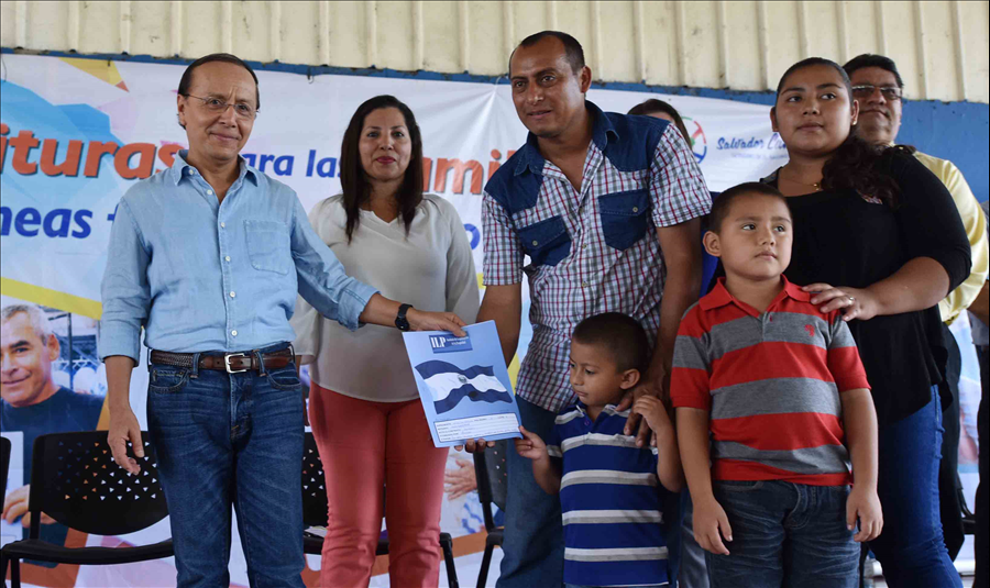 MOP entrega escrituras de propiedad a familias de comunidades en tramos ex líneas férreas de San Miguel y Usulután