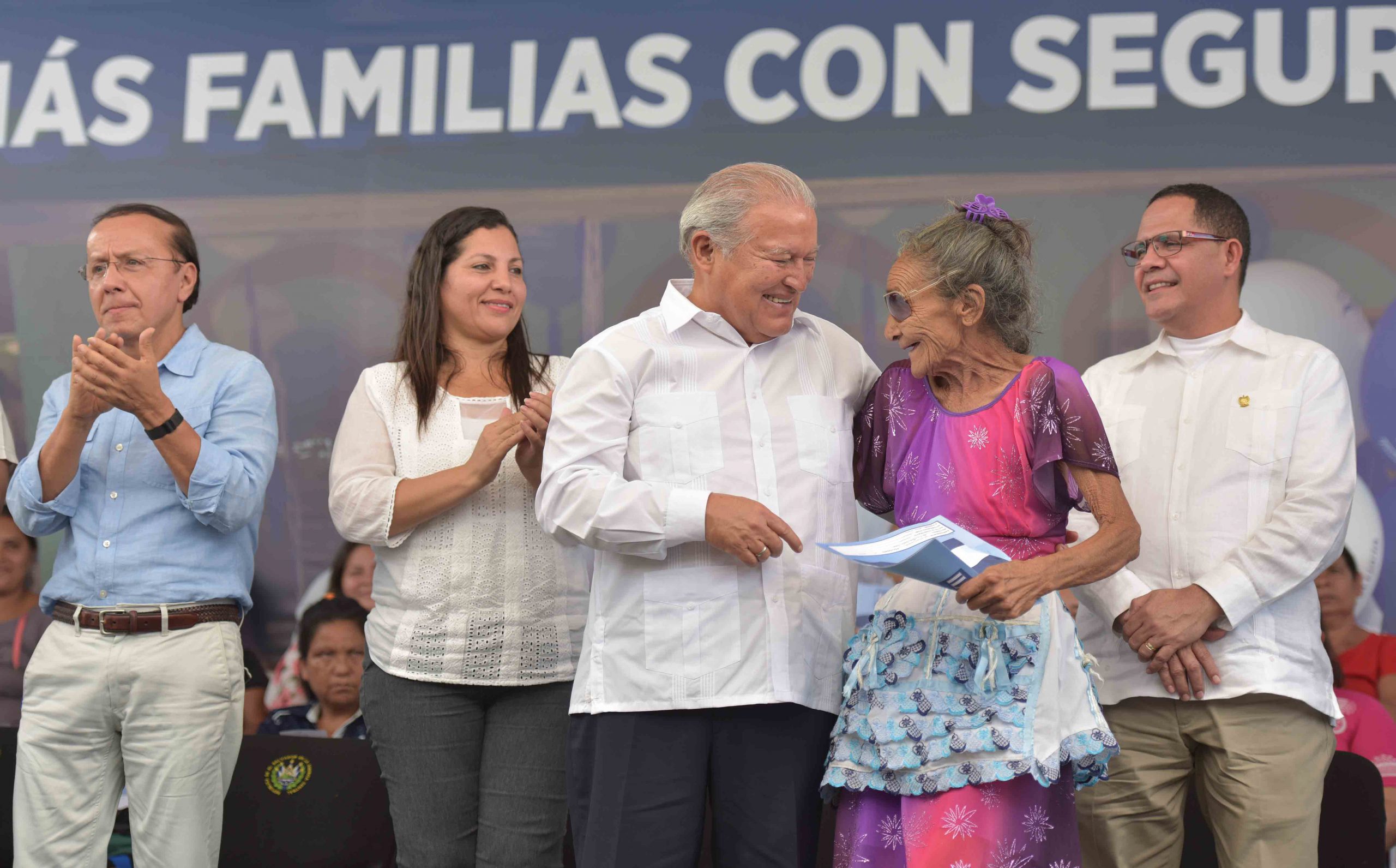 Presidente entrega 617 escrituras a familias de Usulután y San Miguel