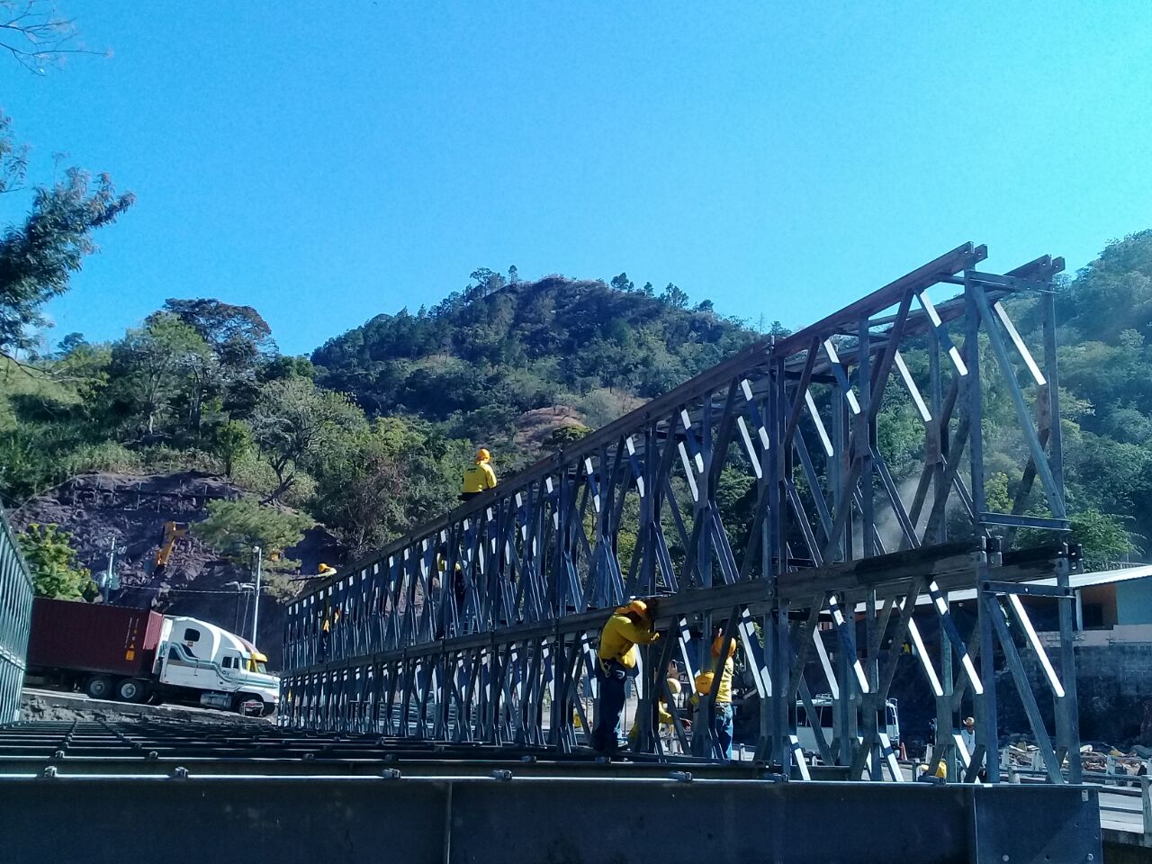 MOP por concluir instalación de puente metálico provisional en paso fronterizo Anguiatú, entre El Salvador y Guatemala