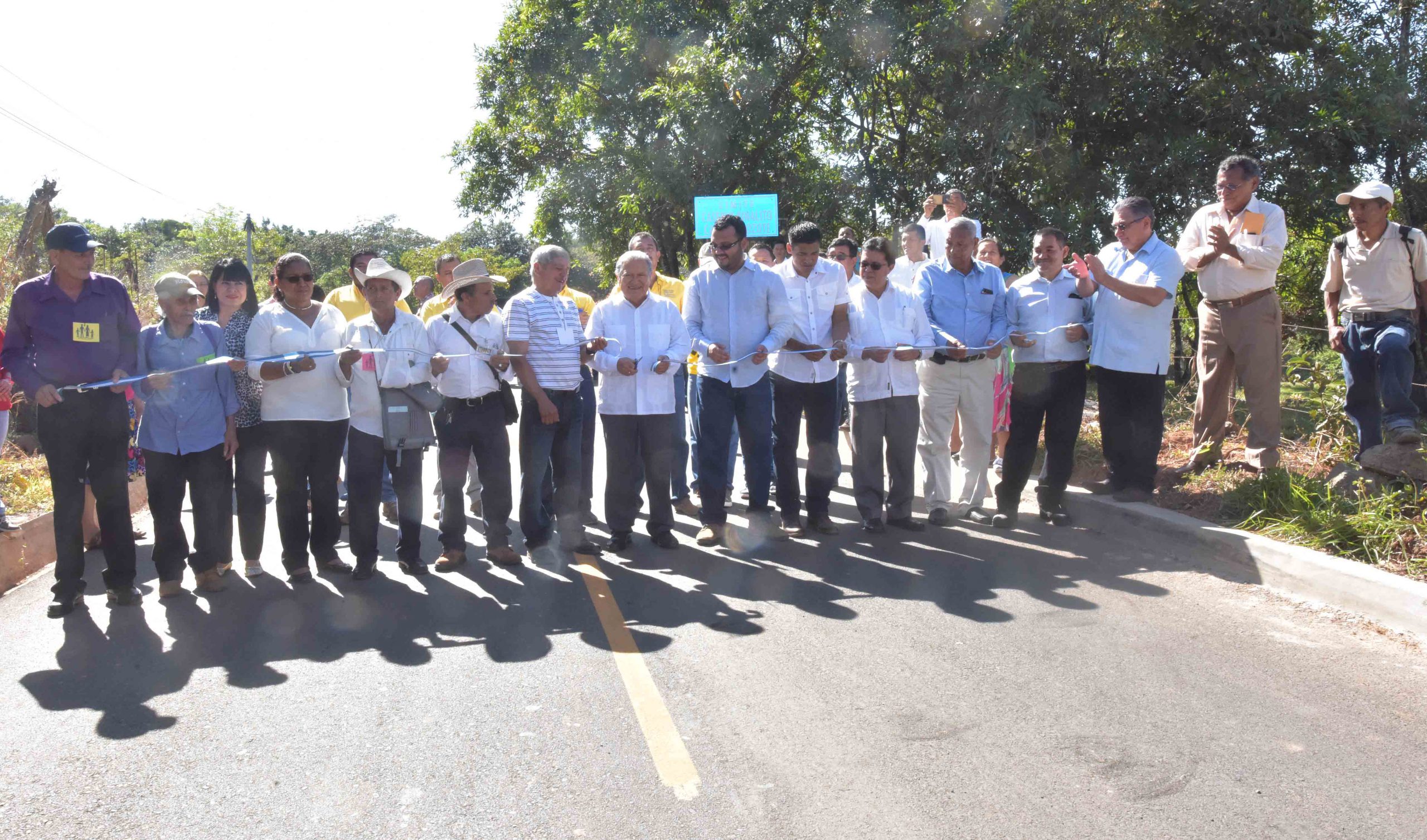 Presidente de la República y MOP entregan a comunidades pavimentacion de 3.3 kilómetros Tramo: Arambala-desvío El Mozote, Morazán