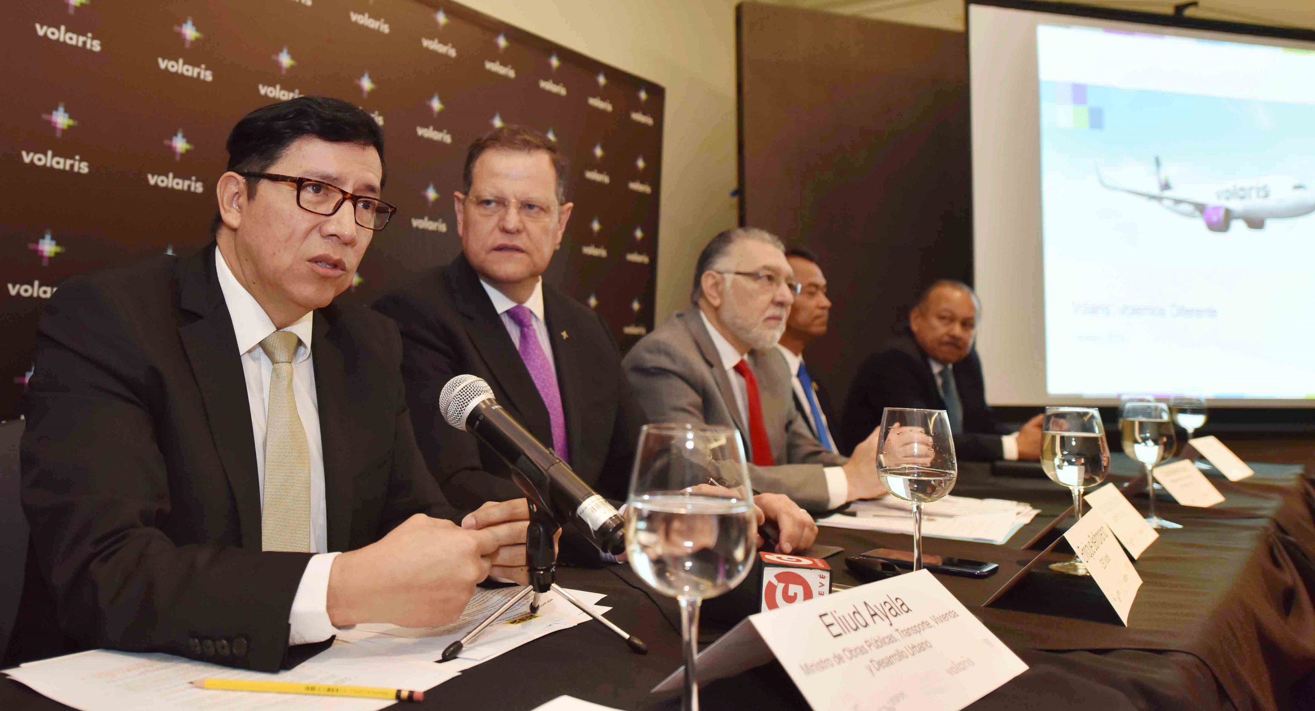 MOP participa en evento sobre operación nuevas rutas de vuelos desde El Salvador hacia Estados Unidos