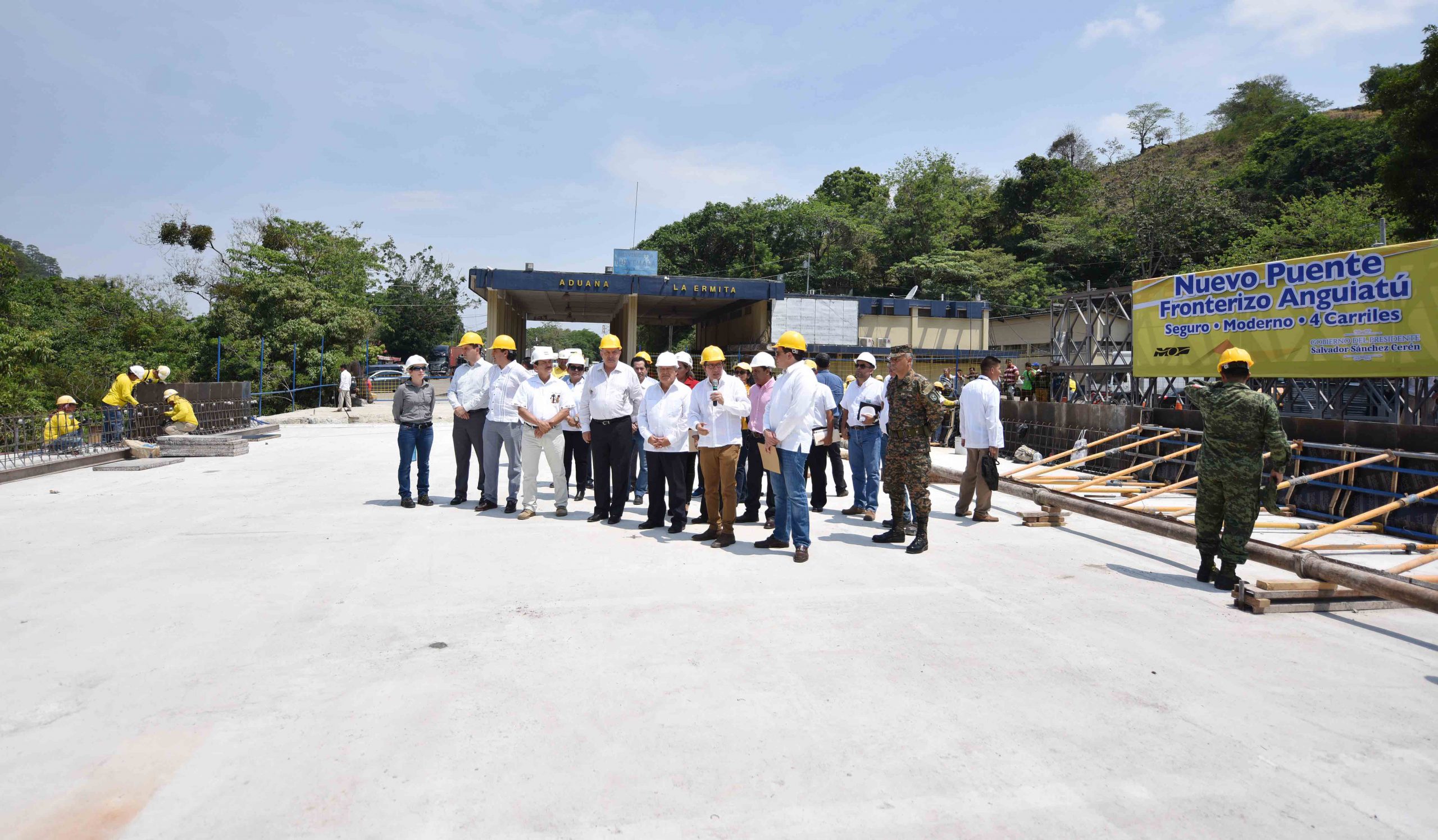 Presidente de la República, MOP y autoridades de México supervisan avance construcción nuevo puente fronterizo sobre Río Anguiatú, Metapán