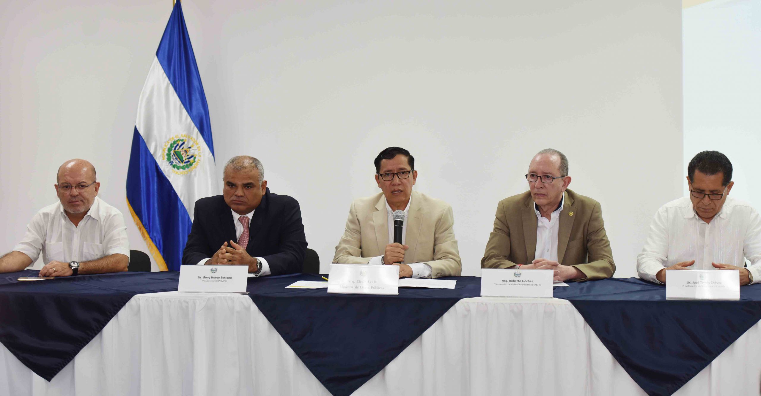 Gobierno entrega apoyo económico a 76 familias de comunidad El Espino