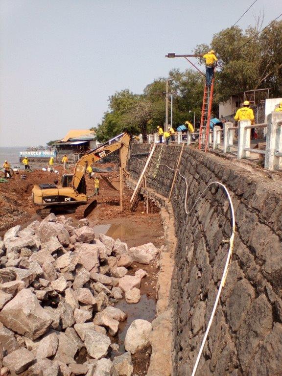 MOP construye muros como parte de obras en calle de acceso al Malecón            La Unión