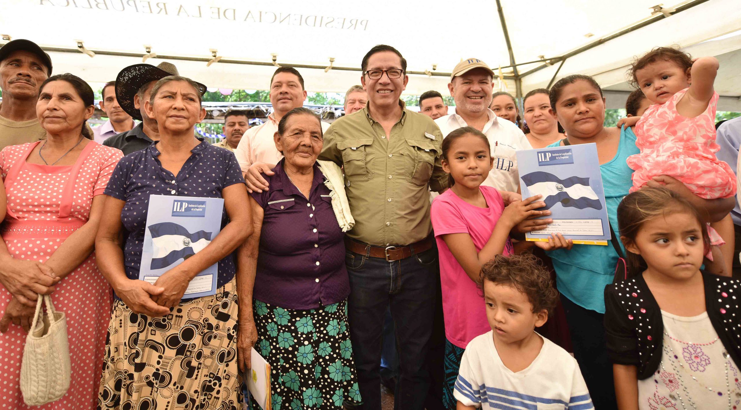 Gobierno entrega 112 escrituras a familias de Jujutla   