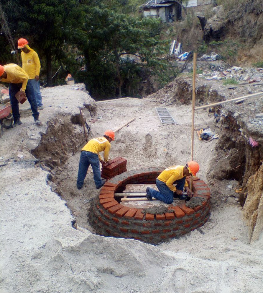 65% de avance 2da. Fase obras de drenajes y pavimentacion de calles para construcción de Centros Temporales de Reclusión en Penal La Esperanza